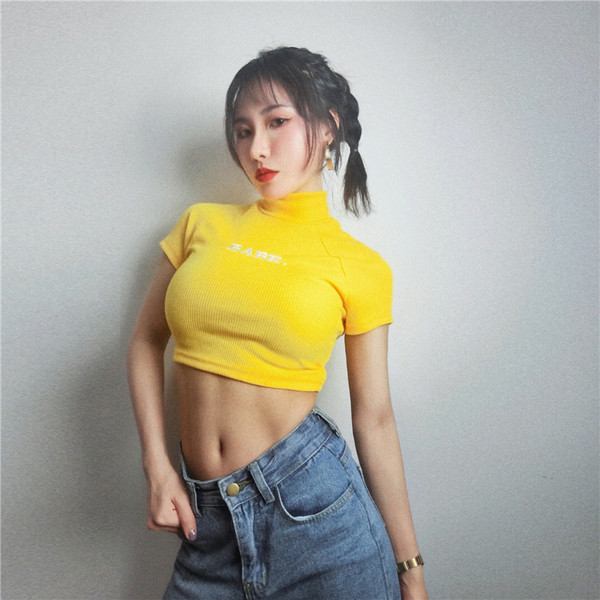 Σύντομη γυναικεία μπλούζα με κοντό μανίκι  σε κίτρινο χρώμα