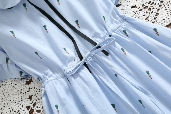 Rochie cu croiala alba cu maneci scurte si cravate in talie