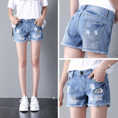 Casual  γυναικεία shorts τζιν  με κεντήματα και σχισμένα μοτίβα σε γαλάζιο χρώμα
