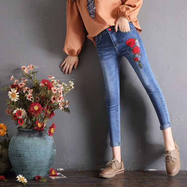 Blugi lungi casual cu broderie in albastru deschis si inchis