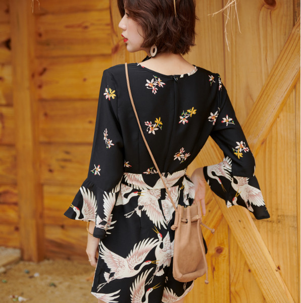 Salopetă de damă elegantă, cu decolteu în V