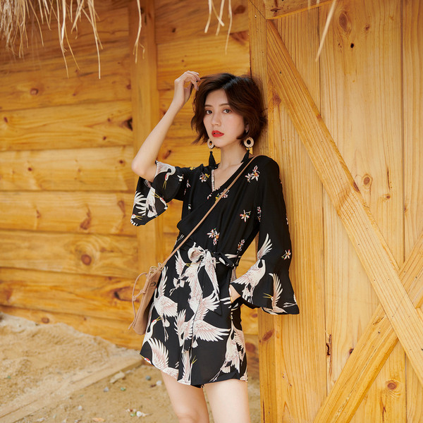 Salopetă de damă elegantă, cu decolteu în V