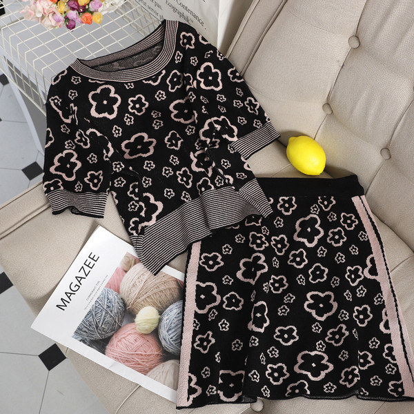 Set modern pentru femei care include un tricou și o fustă în negru și maro