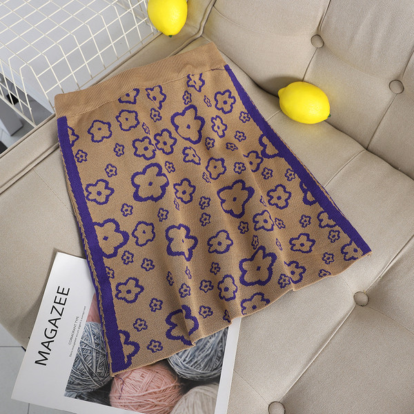 Set modern pentru femei care include un tricou și o fustă în negru și maro