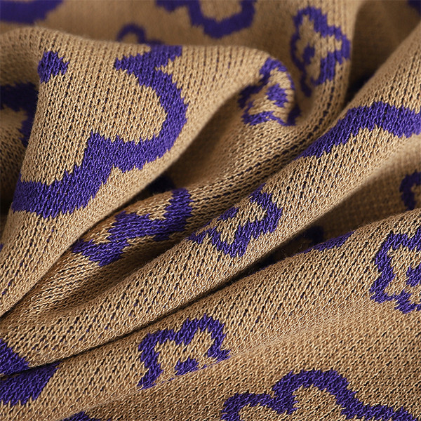 Set modern pentru femei care include un tricou și o fustă în negru și maro