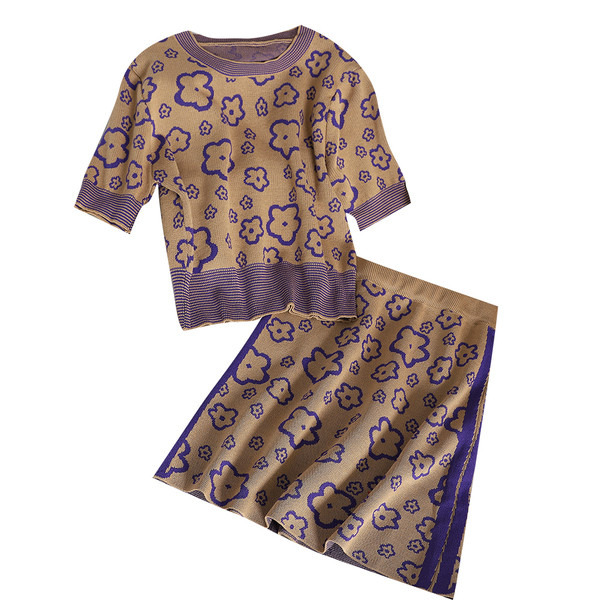 Set modern pentru femei care include un tricou și o fustă în negru și maro