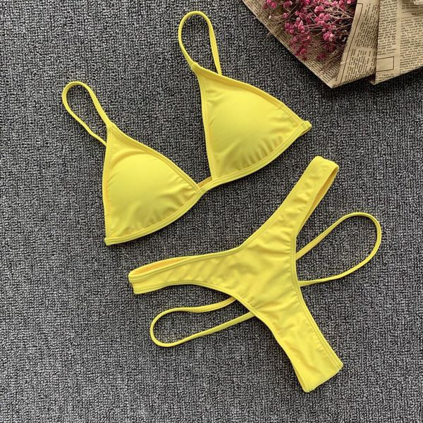 Costum de baie modern din două piese cu un top triunghiular în galben și verde