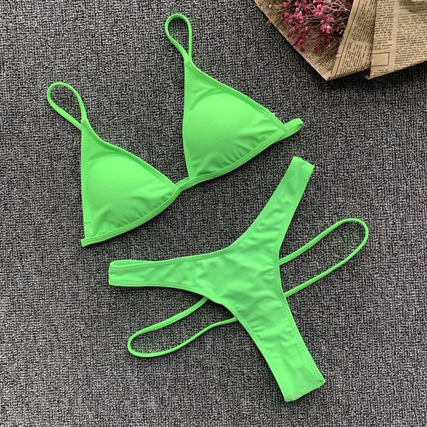 Costum de baie modern din două piese cu un top triunghiular în galben și verde