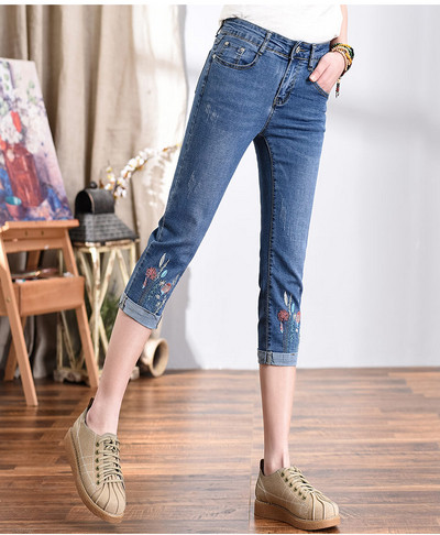 Blugi de dama lungime 7/8 cu broderie in albastru