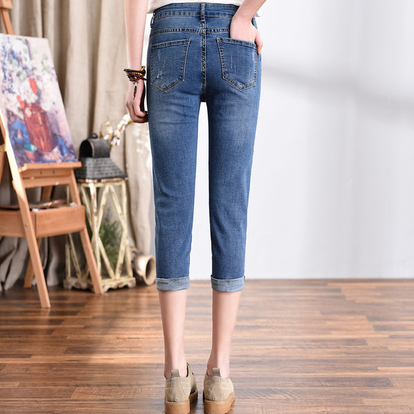 Blugi de dama lungime 7/8 cu broderie in albastru