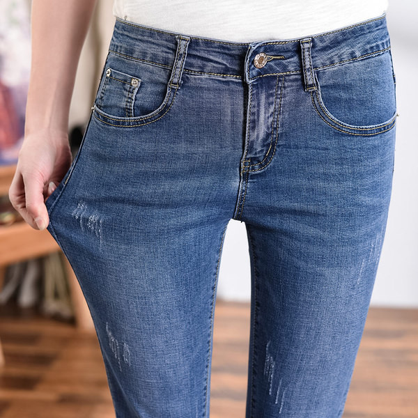 Blugi de dama lungime 7/8 cu broderie in albastru