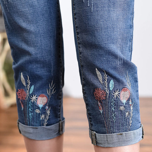 Blugi de dama lungime 7/8 cu broderie in albastru