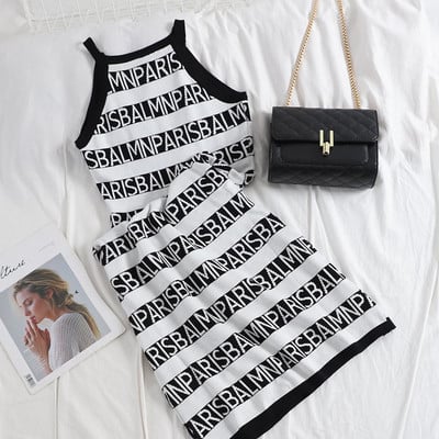 Γυναικείο φόρεμα με επιγραφές σε διάφορα χρώματα