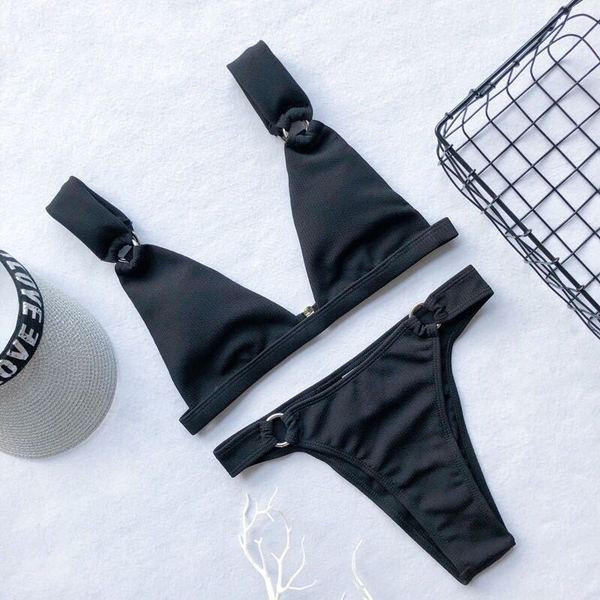 Costum de baie elegant din două piese cu elemente metalice în mai multe culori