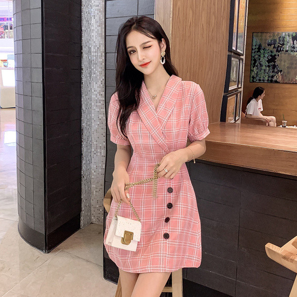 Stílusos női ruha V-nyakkal és 3/4-es ujjakkal, két színben