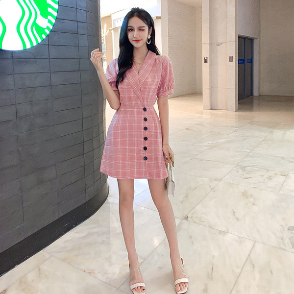 Stílusos női ruha V-nyakkal és 3/4-es ujjakkal, két színben