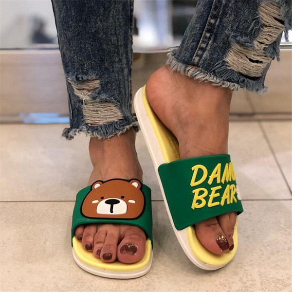 Papuci moderni de dama cu inscriptie si aplicatie in trei culori