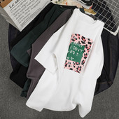 Γυναικείο μπλουζάκι με λαιμόκοψη και διακόσμηση λουλουδιών σε τέσσερα χρώματα