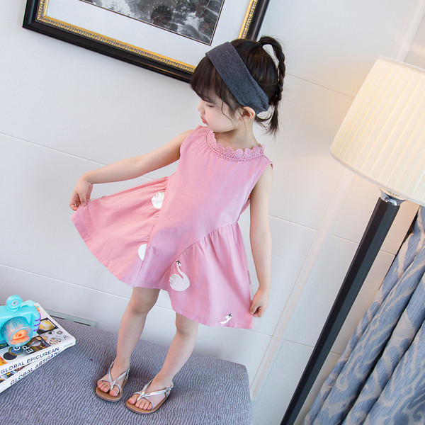 Rózsaszín modern gyerekruha, rátéttel és cipzárral