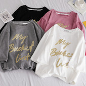 Női póló színes felirattal és O-nyakkal