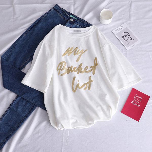 Női póló színes felirattal és O-nyakkal