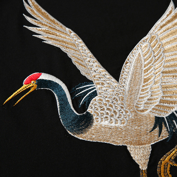 Új modell férfi póló fehér és fekete hímzéssel