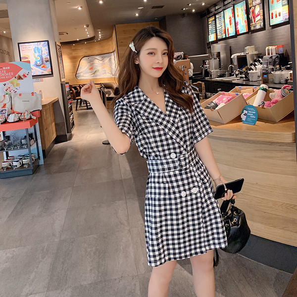 Stílusos női ruha V-nyakkal és 3/4-es ujjakkal