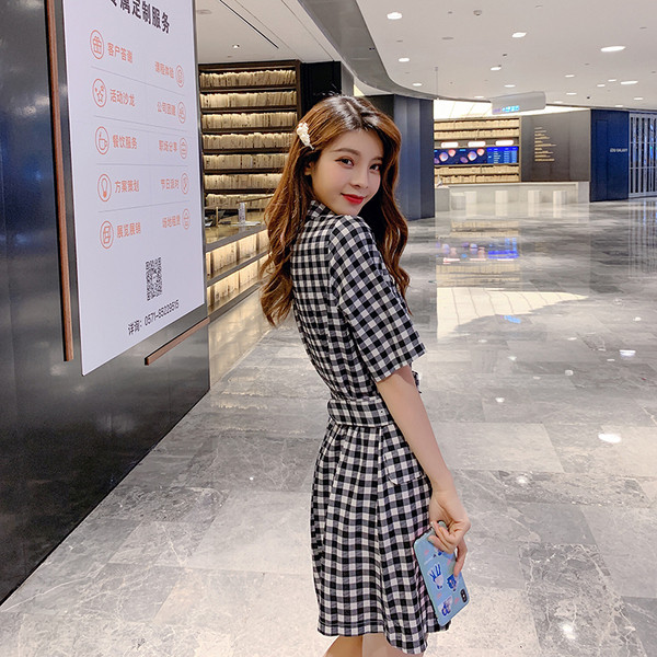 Stílusos női ruha V-nyakkal és 3/4-es ujjakkal