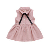 Modern, rózsaszín színű gyerekruha gombokkal és szalaggal