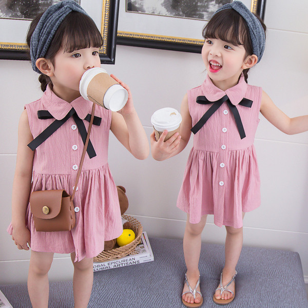 Modern, rózsaszín színű gyerekruha gombokkal és szalaggal