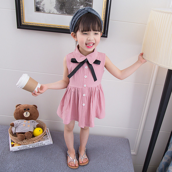 Modern, rózsaszín színű gyerekruha gombokkal és szalaggal