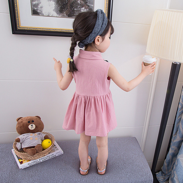 Modern, rózsaszín színű gyerekruha gombokkal és szalaggal