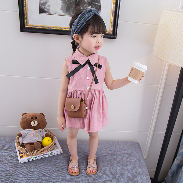 Modern, rózsaszín színű gyerekruha gombokkal és szalaggal