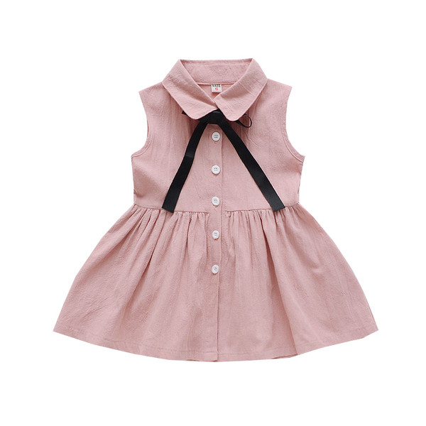 Modern, rózsaszín színű gyerekruha gombokkal és szalaggal