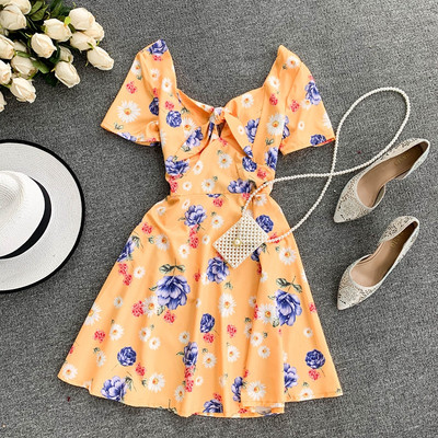 Modern női ruha virágos motívumokkal, rövid ujjal