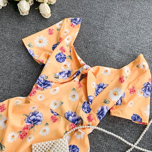 Modern női ruha virágos motívumokkal, rövid ujjal