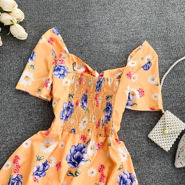 Modern női ruha virágos motívumokkal, rövid ujjal