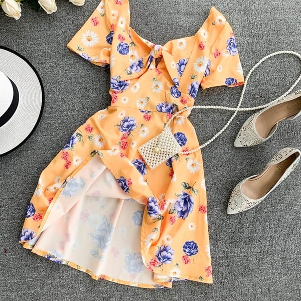 Modern női ruha virágos motívumokkal, rövid ujjal