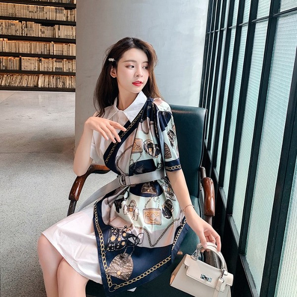 Stílusos női ruha 3/4-es ujjal és övvel