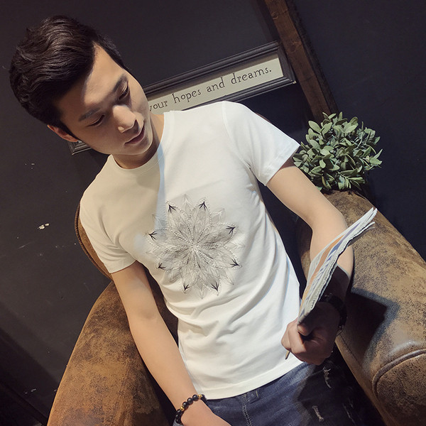 Férfi póló rövid ujjal, fehér és fekete hímzéssel