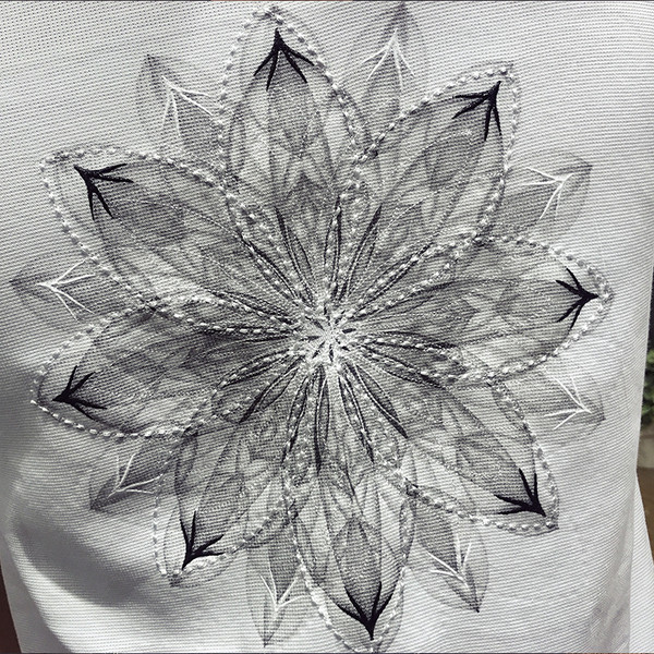 Férfi póló rövid ujjal, fehér és fekete hímzéssel