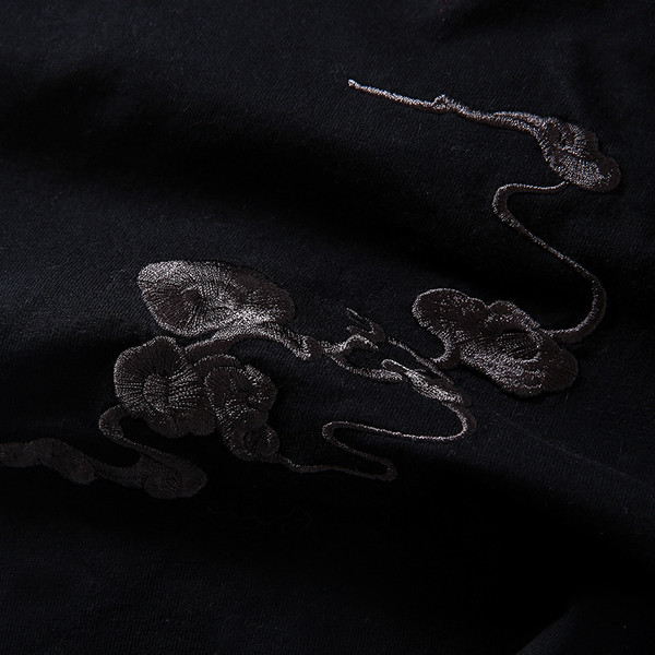 Modern férfi póló, hátoldalán két színben hímzéssel