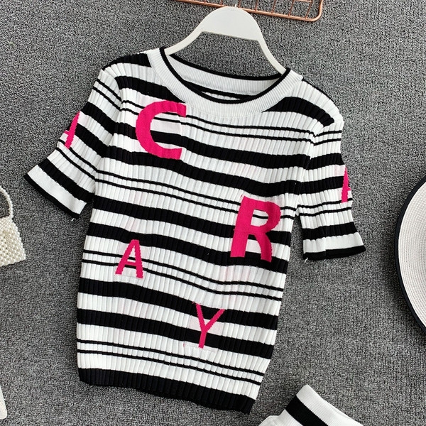 Μοντέρνο γυναικείο σετ με έγχρωμη εκτύπωση