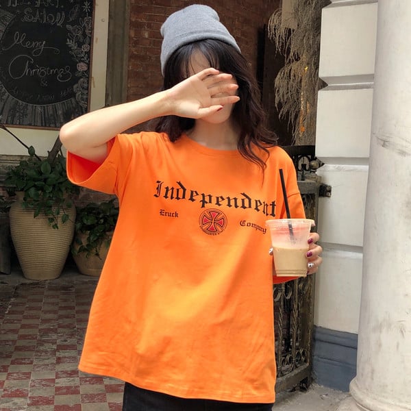 Női póló klasszikus modell két színben felirattal