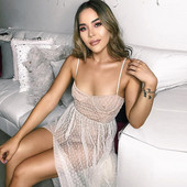 Γυναικείο μακρύ φόρεμα με λεπτές λωρίδες σε ανοιχτό χρώμα