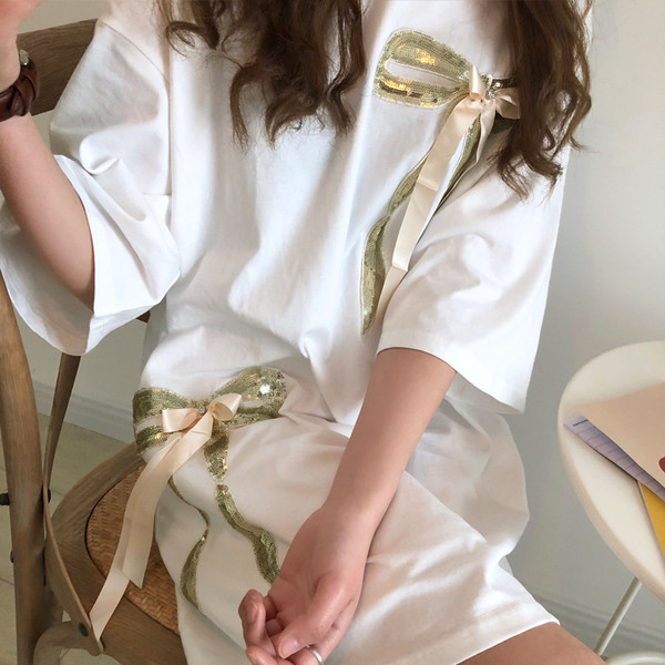 Γυναικείο φόρεμα σε δύο χρώματα με τρισδιάστατο στοιχείο