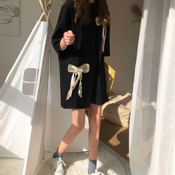 Γυναικείο φόρεμα σε δύο χρώματα με τρισδιάστατο στοιχείο