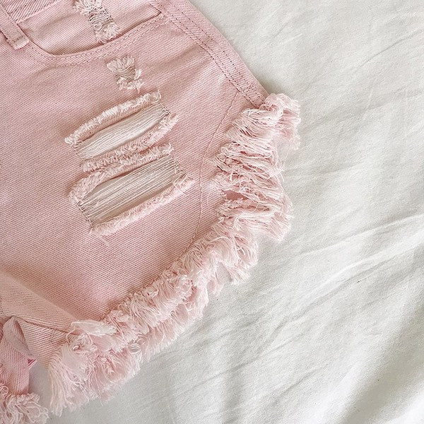 Μοντέρνα  κοντά παντελόνια με σχισμένα σχέδια σε διάφορα χρώματα