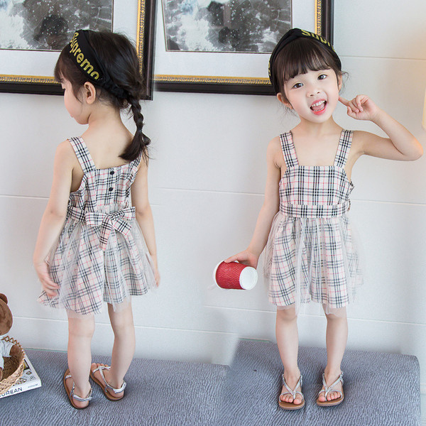 Modern kockás gyerekruha gombokkal és pántokkal