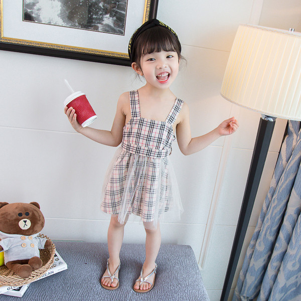 Modern kockás gyerekruha gombokkal és pántokkal